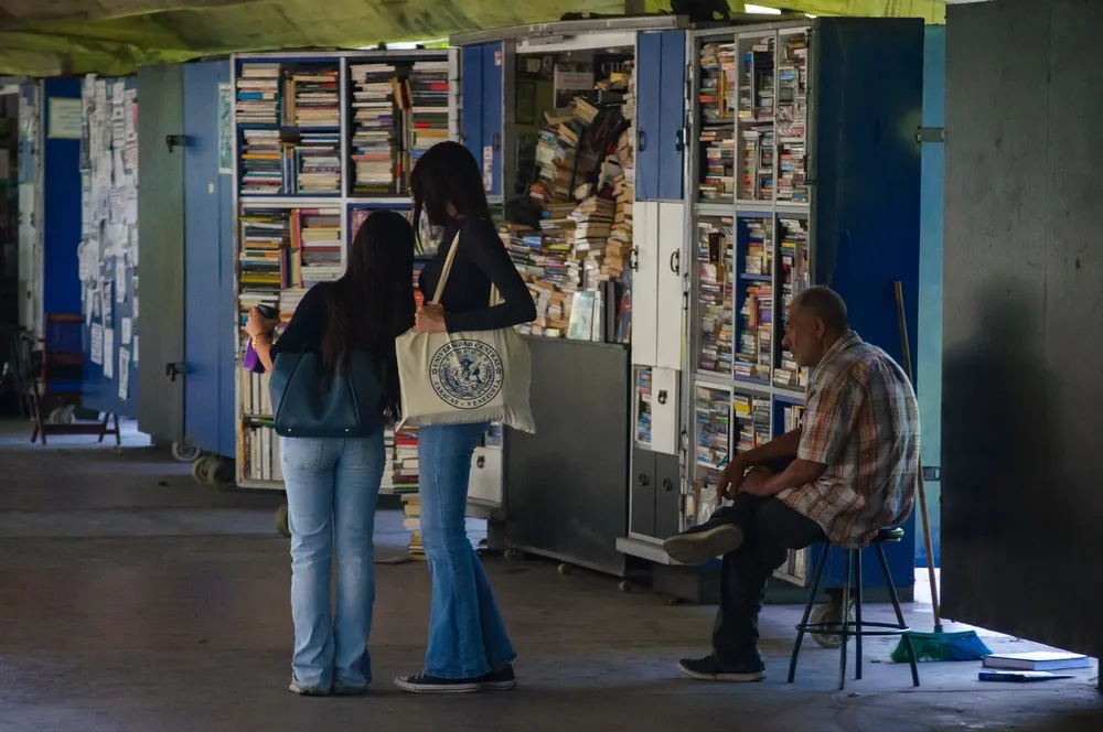 Estudiantes retoman su actividad cutidiana en la Ciudad Universitaria de Caracas. Foto: Mario Flores / ElUcevista