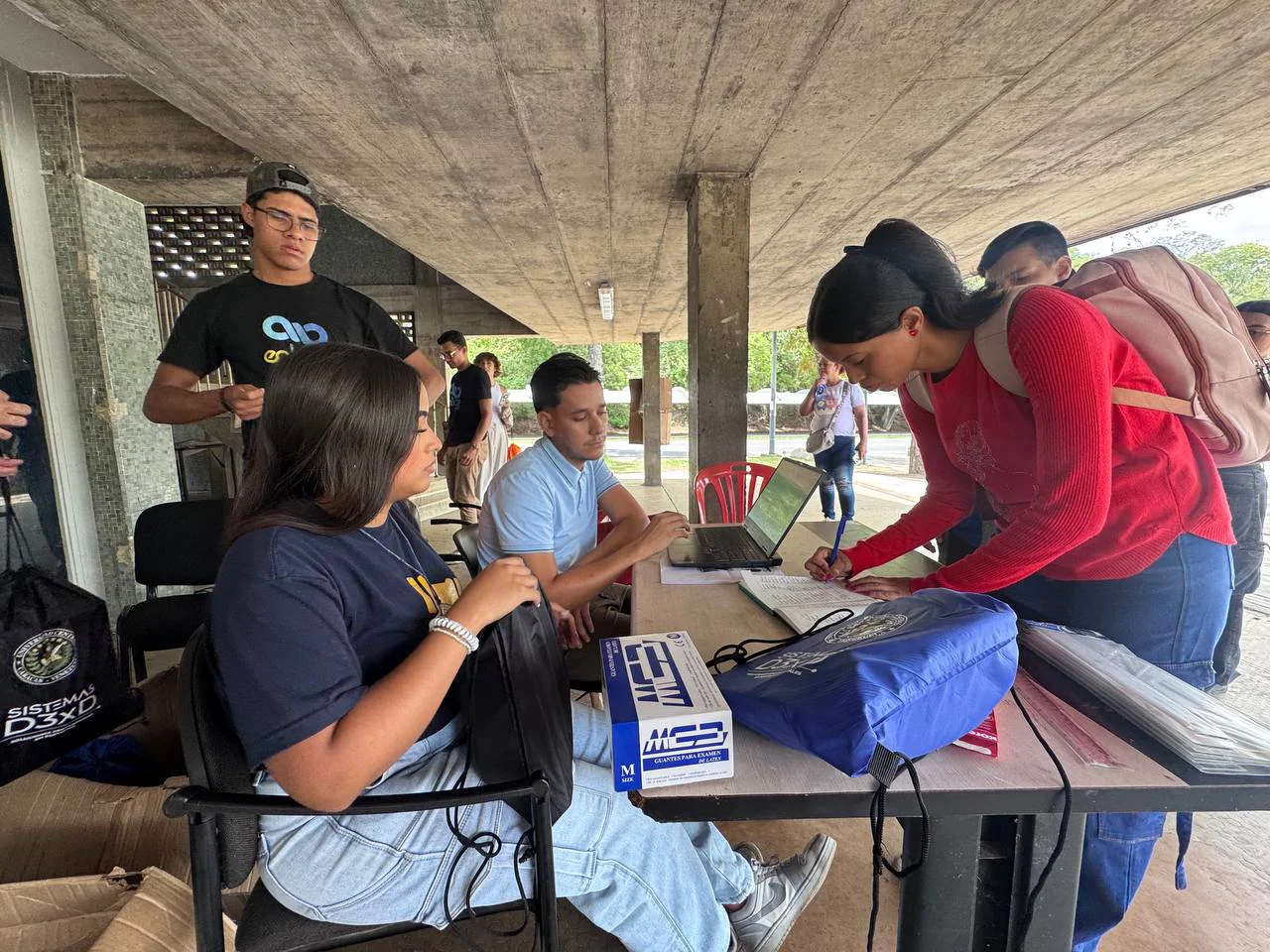 Realizan entrega de kits de útiles para estudiantes afectados por el terremoto