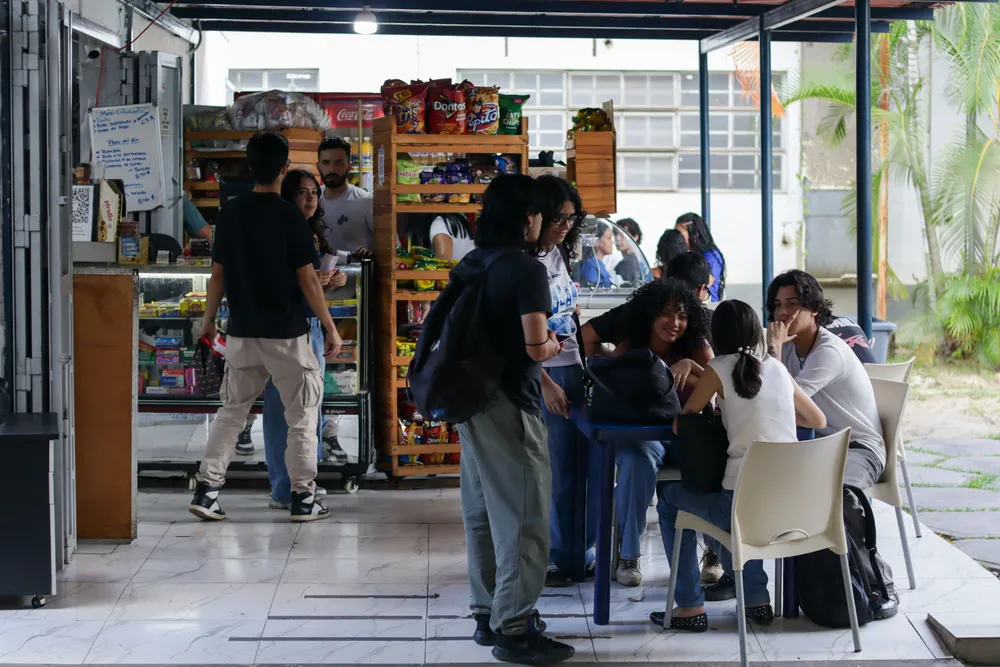 Estudiantes retoman su actividad cutidiana en la Ciudad Universitaria de Caracas. Foto: Mario Flores / ElUcevista