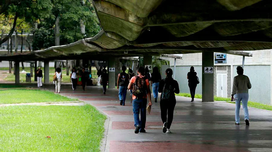 Estudiantes caminan en el pasillo de FaCES.