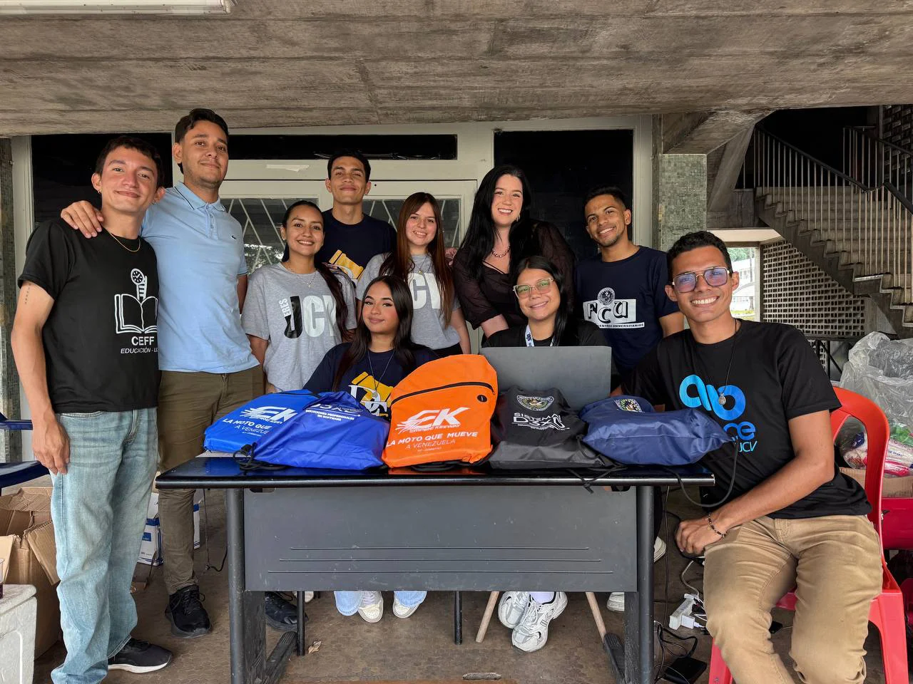 Realizan entrega de kits de útiles para estudiantes afectados por el terremoto