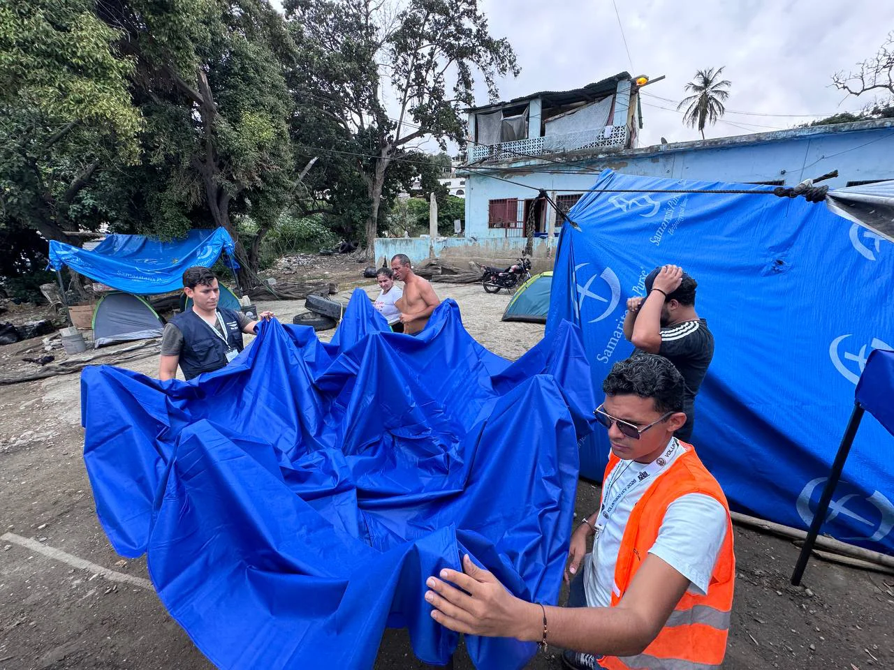 Entrega de toldos a personas afectadas por el terremoto en Playa Verde. Foto: El Ucevista