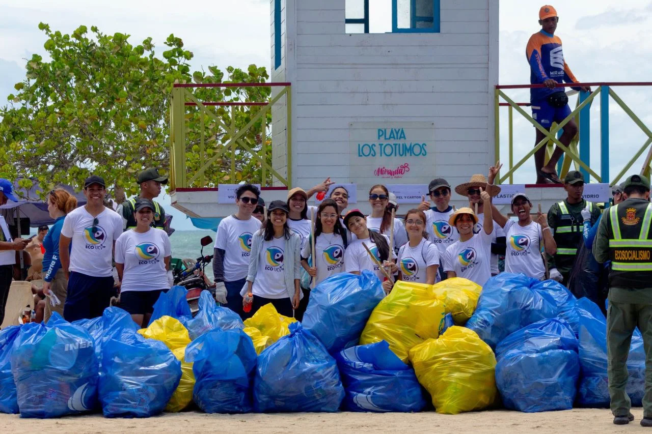 EcoUCV impulsa la conciencia ciudadana durante la jornada del Día Mundial de las Playas en Los Totumos- Foto: Cortesía EcoUCV