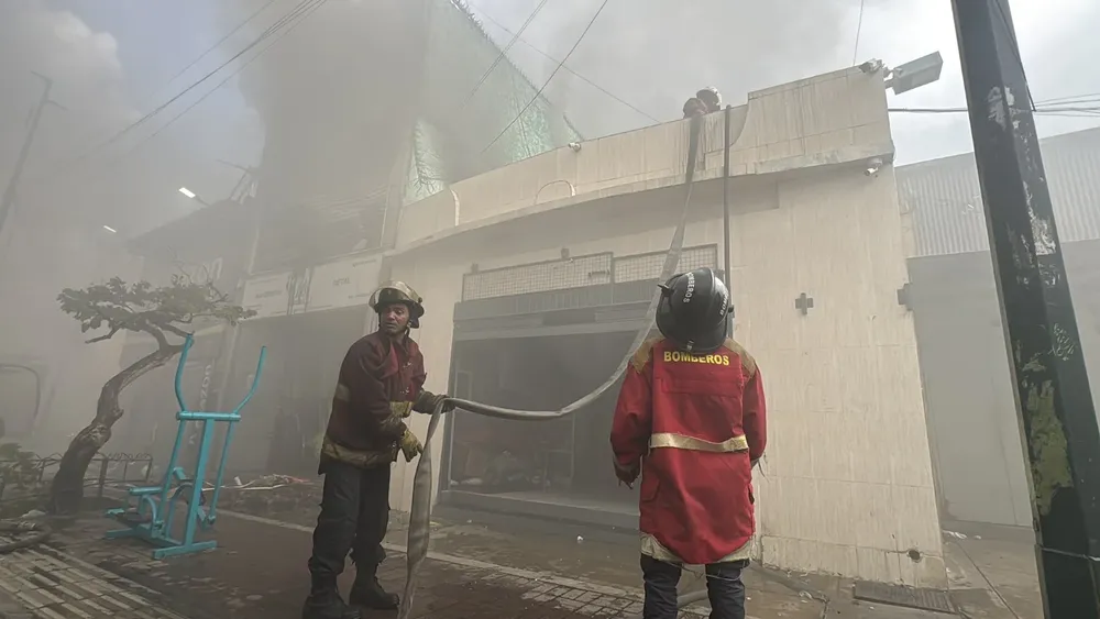 Bomberos UCV atienden incendio en El Cementerio este domingo