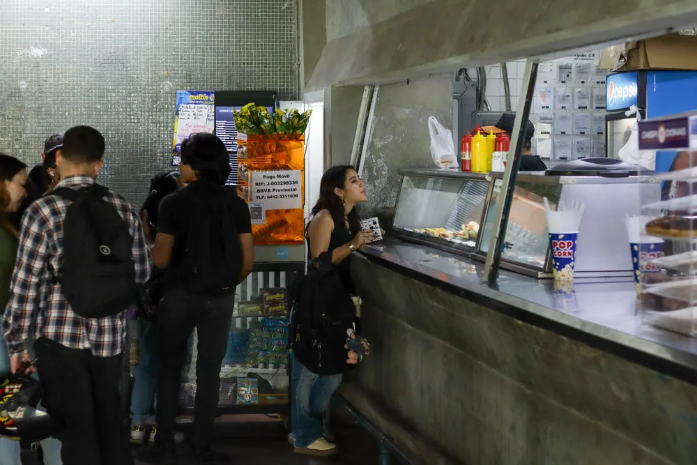Estudiantes retoman su actividad cutidiana en la Ciudad Universitaria de Caracas. Foto: Mario Flores / ElUcevista