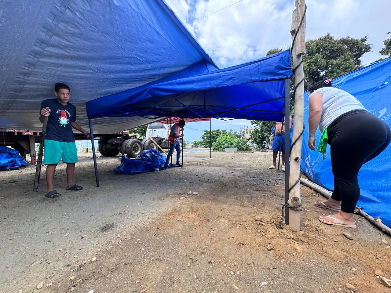 Entrega de toldos a personas afectadas por el terremoto en Playa Verde. Foto: El Ucevista