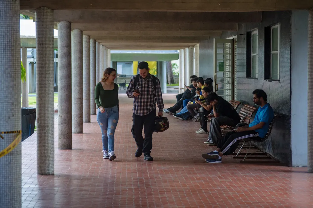 Estudiantes retoman su actividad cutidiana en la Ciudad Universitaria de Caracas. Foto: Mario Flores / ElUcevista