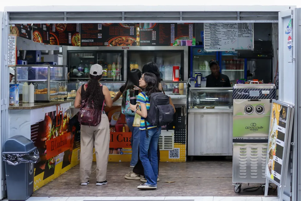 Estudiantes retoman su actividad cutidiana en la Ciudad Universitaria de Caracas. Foto: Mario Flores / ElUcevista