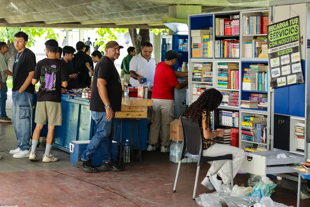 Estudiantes retoman su actividad cutidiana en la Ciudad Universitaria de Caracas. Foto: Mario Flores / ElUcevista