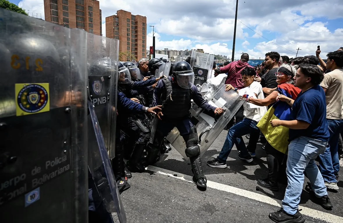 Funcionaciors de la PNB y estudiantes se enfrnetan en la Zona Rental.